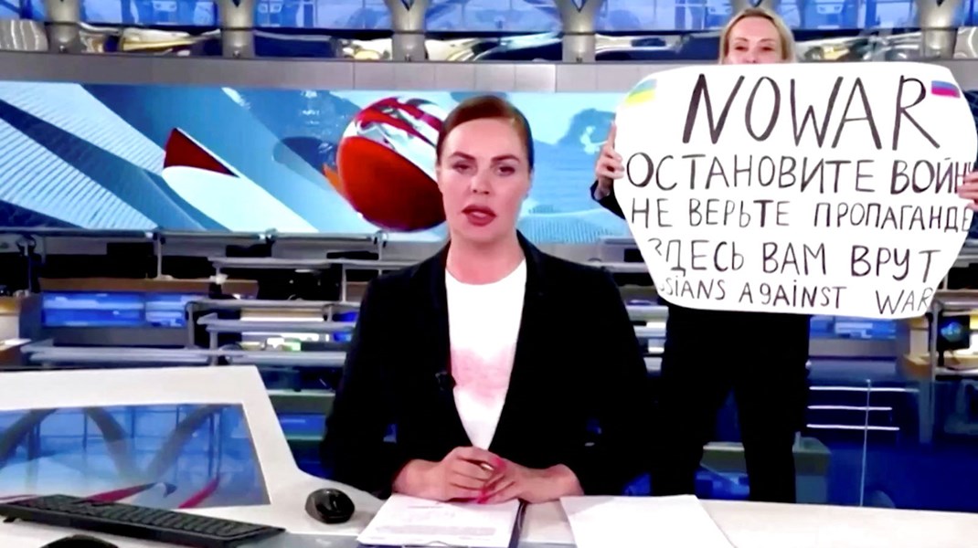 Det russisk statsejede Channel One fik 14. marts nyhedsudsendelsen afbrudt, da&nbsp;en af kanalens medarbejdere holdt et skilt, hvorpå der stod "Ingen krig. Stop krigen. Tro ikke på propaganda. De lyver for jer her.".