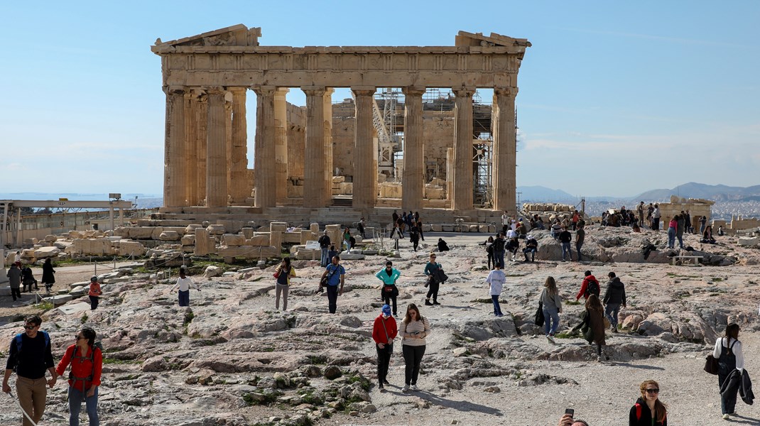 Det første ud af 18 rejseessays er fra Grækenland, som omhandler kontinentets evne til at holde sig kørende.<br>