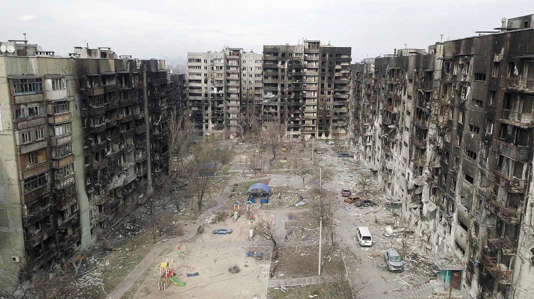 Støtten til Rusland og Belarus blev "lagt på is" som en reaktion på Ruslands militære angreb på Ukraine. På billedet ses beskadigede boliger i byen Mariupol. 