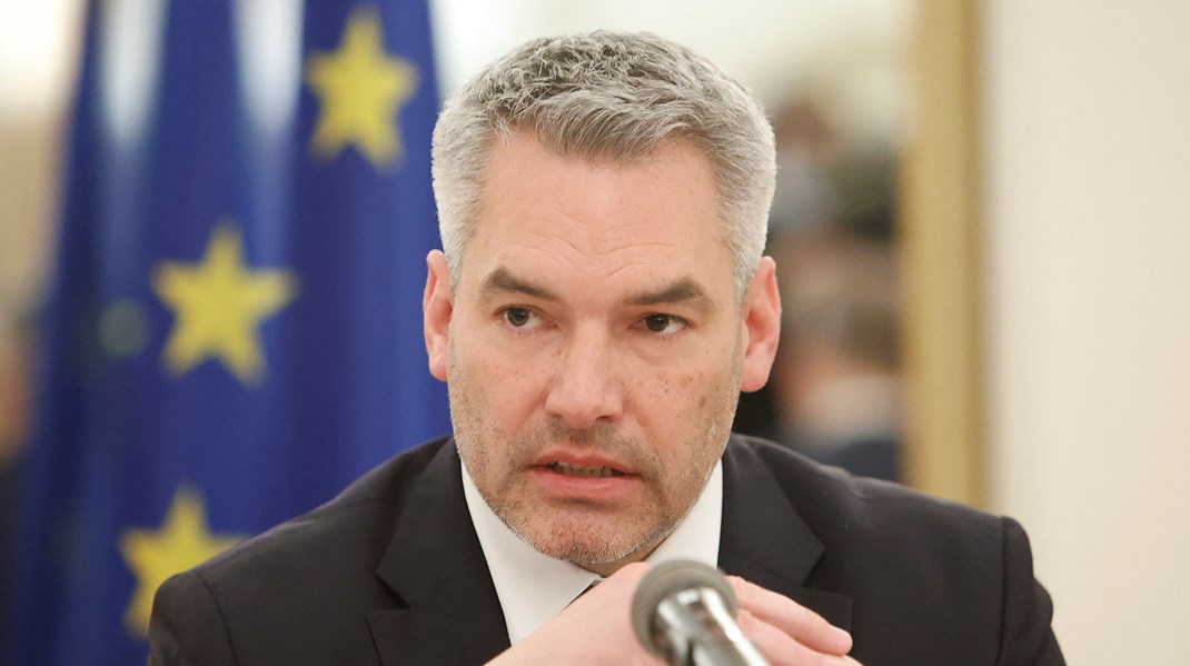 Karl Nehammer holdt en pressekonference på den østrigske ambassade i Moskva efter besøget hos Putin. Det var et østrigsk krav, at de to regeringsledere ikke skulle holde en fælles pressekonference.