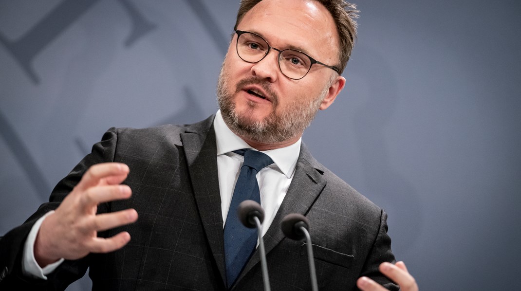 Klimaminister Dan Jørgensen gentog tirsdag, at regeringen kun har indgået en enkelt samarbejdsaftale med landets største CO2-udledere. Han forklarede samtidig, at regeringen nu vil gribe omstillingen an på en ny måde. 