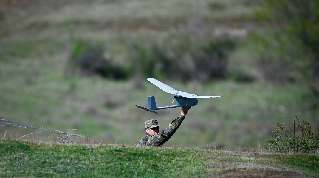 Droneteknologi skal blandt andet sikre dansk luftrum imod misbrug af droner fra ukendte droneoperatører. Det kræver løbende investeringer fra Forsvaret, skriver Christoffer Greenfort og Frederik Bergenfelt Friis.
