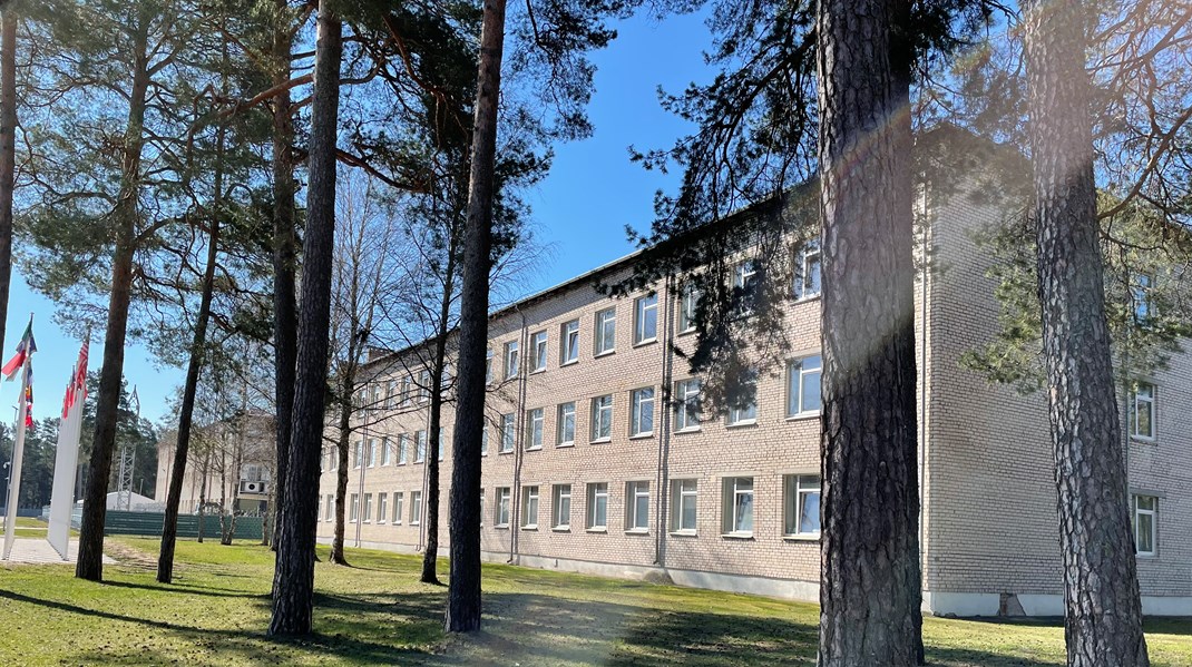 På militærbasen i Riga, Letland, bor der stadig pensionerede sovjetiske officerer i de hvide murstensbygninger. 
