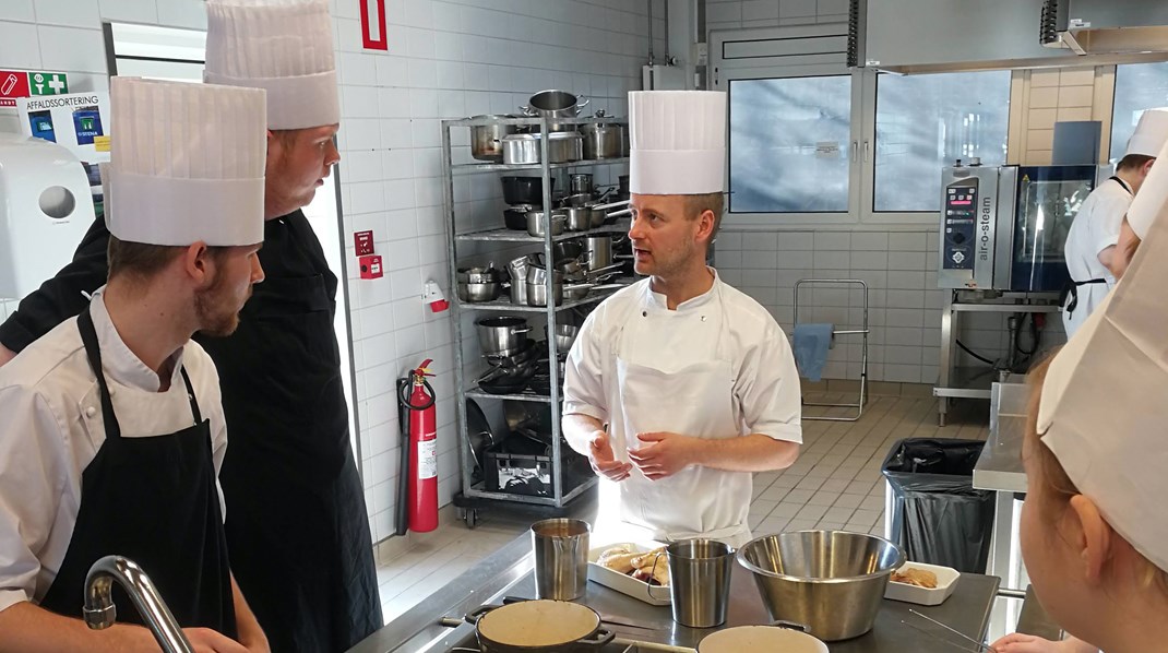 Et af initiativtagerne er Simon Sørensen, der skal være med til at undervise kokkeelever i madens klimaaftryk, skriver initiativtagerne.&nbsp;