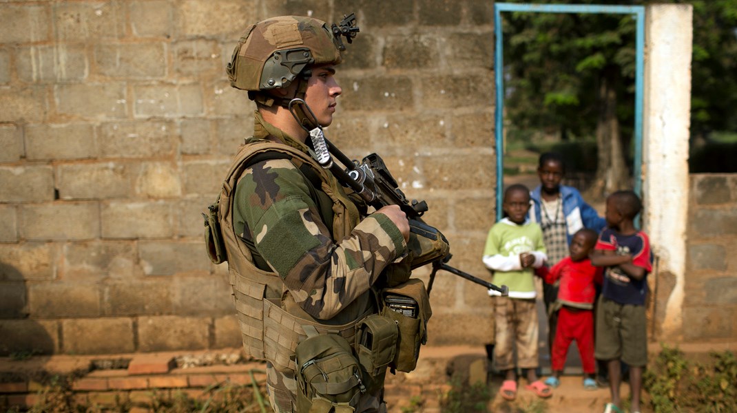 En fransk soldat på EU-operation i Den Centralafrikanske Republik. På grund af forsvarsforbeholdet kan danske soldater ikke deltage i militære EU-operationer.