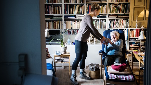 Patientsikkerheden halter bagefter i den kommunale hjemmepleje og andre steder i plejesektoren. Det skyldes blandt andet, at stor udskiftning blandt personalet gør det svært at opbygge en kultur for kvalitetsudvikling, siger direktør i Styrelsen for Patientsikkerhed, Anette Lykke Petri.