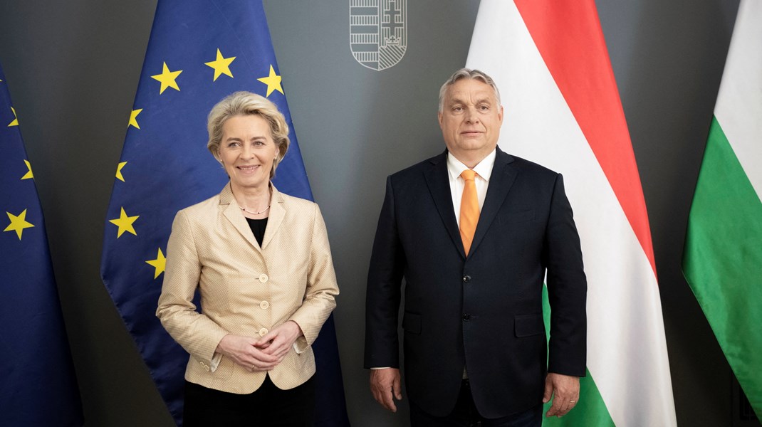Netop nu demonstrerer Orbán det, han er allerbedst til: politisk spil. Fredag 6. maj&nbsp;udtalte han, at et forbud mod russisk olie ville være som en ”atombombe” mod ungarsk økonomi, skriver&nbsp;Vibe Termansen.