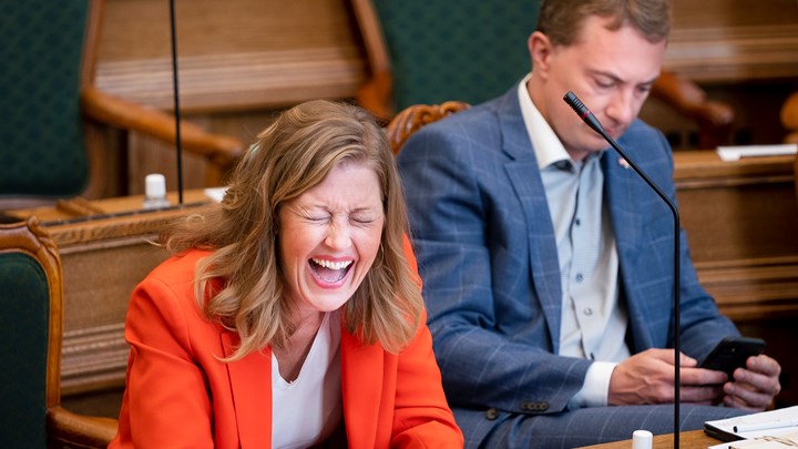 Der var latter i salen, da Søren Pape Poulsen spurgte, om han måtte få en krammer af Rasmus Stoklund (S). Her griner Sofie Carsten Nielsen fra Radikale.