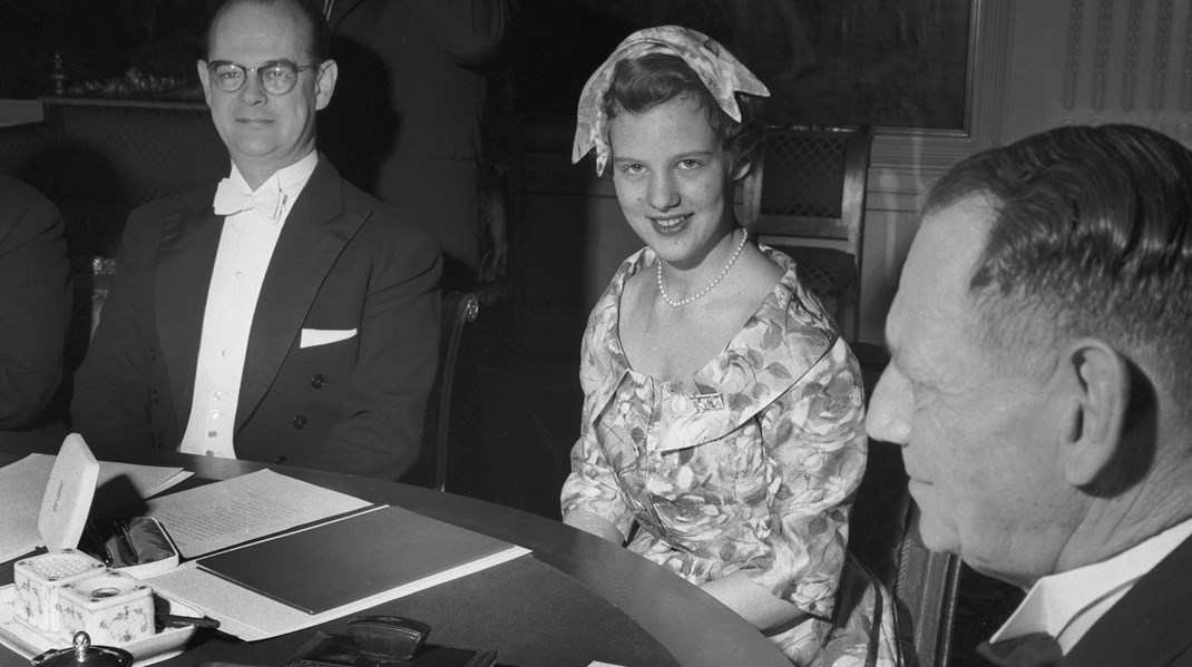 Den daværende tronfølger, Prinsesse Margrethe, til sit første møde i Statsrådet på sin 18-års fødselsdag i 1958, hvor hun oplæste og underskrev en forsikring om at overholdet Danmarks Riges Grundlov. Til venstre sidder den daværende finansminister, Viggo Kampmann (S), og til højre Kong Frederik 9.