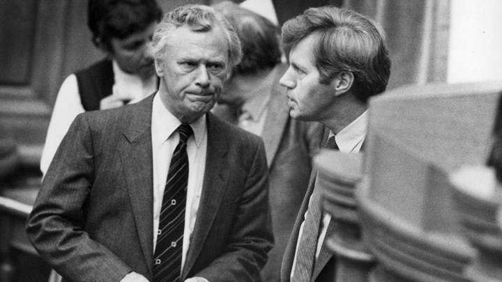 Daværende statsminister Poul Schlüter (K) og Svend Jakobsen (S) i 1984. 