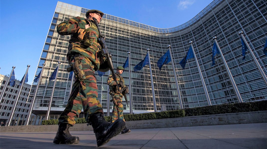 Belgiske soldater patruljerer foran EU-Kommissionens hovedkvarter i Bruxelles.