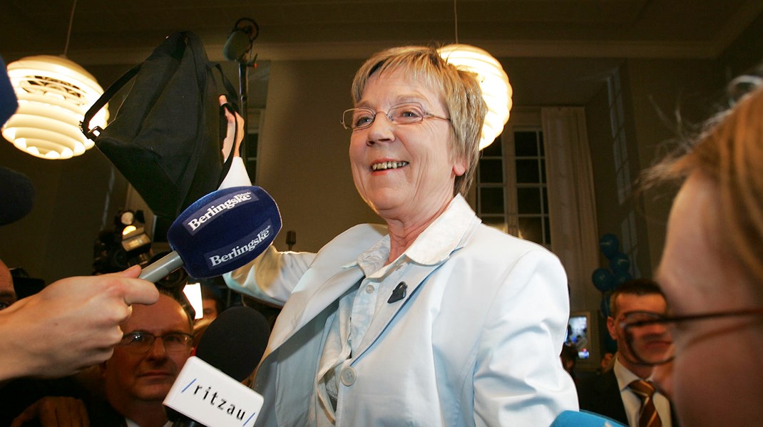 Marianne Jelved poserer med den berømte håndtaske efter Radikale Venstres store fremgang i 2005.