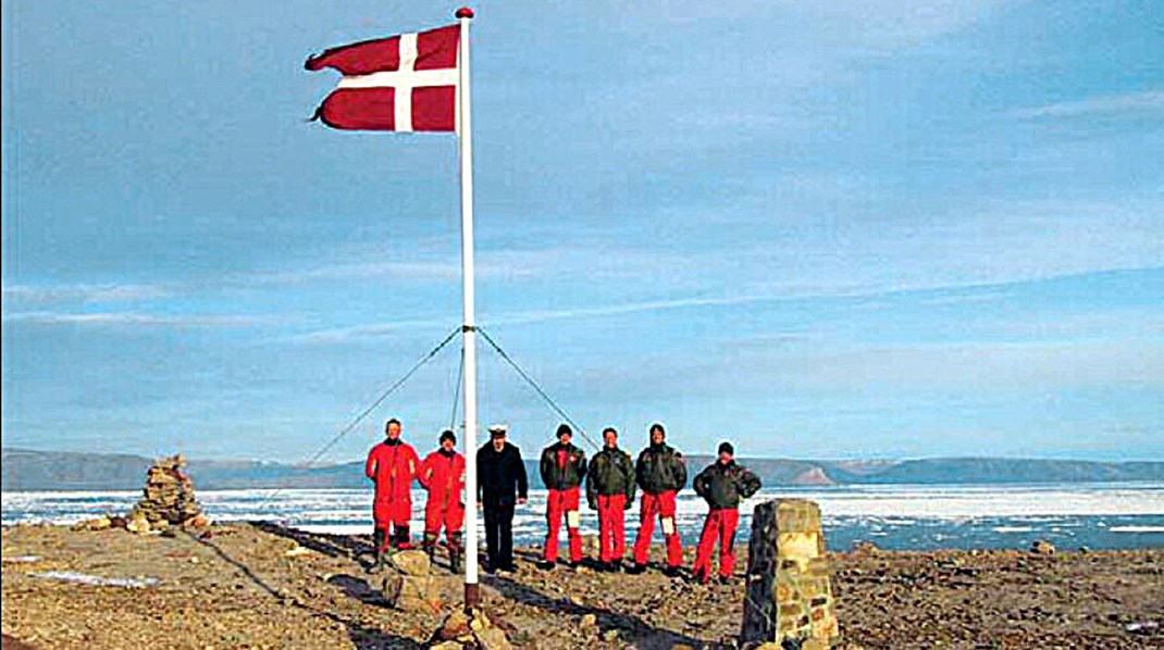 Danske soldater samlede om Dannebrog, på den nu Canadisk-Danske ø, Hans Ø.&nbsp;