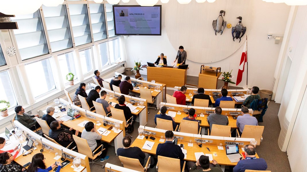 <div>Hver uge stiller medlemmer af Grønlands Landsting spørgsmål til den siddende regering. De mest interessante spørgsmål og de efterfølgende svar kan du læse hver uge på Altingets Arktisportal.</div>