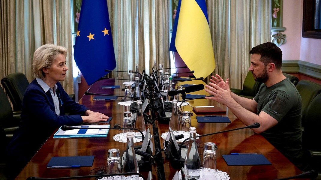Ukraines EU-ansøgning var et af emnerne på bordet, da kommissionsformand Ursula von der Leyen i lørdags besøgte præsident Zelenskyj i Kyiv.