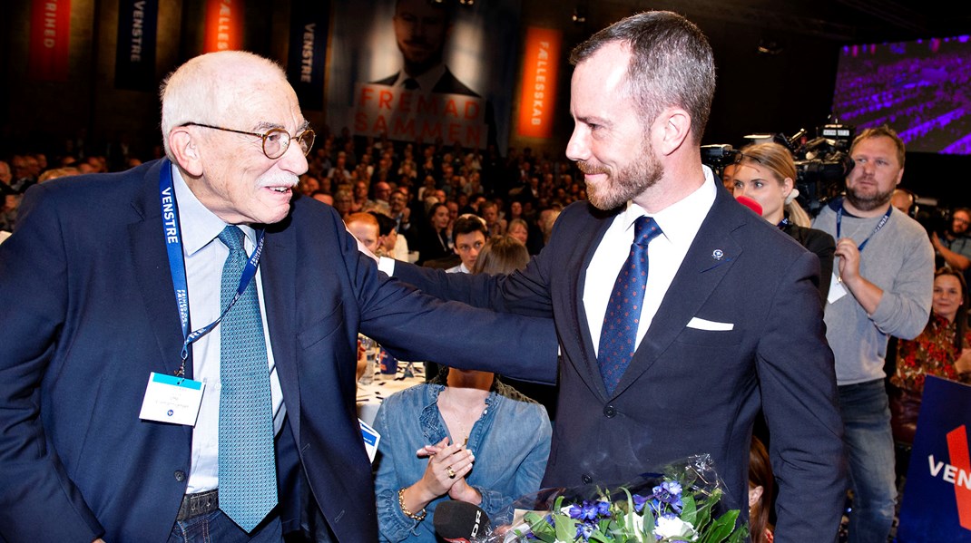 Formand og farmand. Uffe Ellemann-Jensen lykønsker sin søn Jakob Ellemann-Jensen med valget som formand for Venstre.