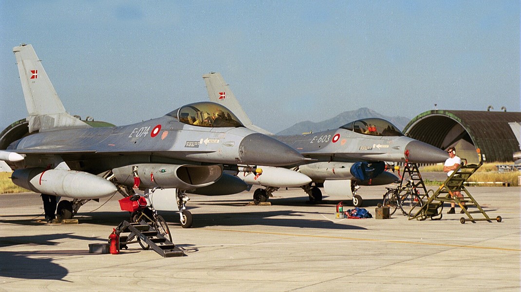 To danske F-16-fly på Grazzanise-basen i Italien i 1998.