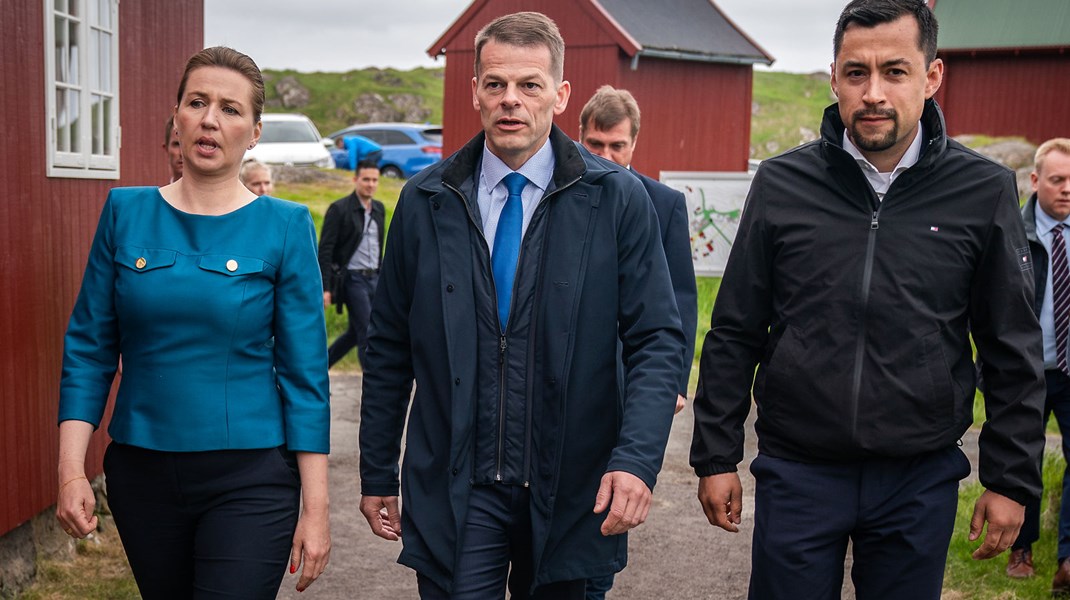 Danmarks statsminister Mette Frederiksen (t.v.), Færøernes landsstyreformand&nbsp;Bárður a Steig Nielsen (i midten) og Grønlands landsstyreformand Múte B. Egede (t.h.) ved dette års rigsmøde på Færøerne i juni.