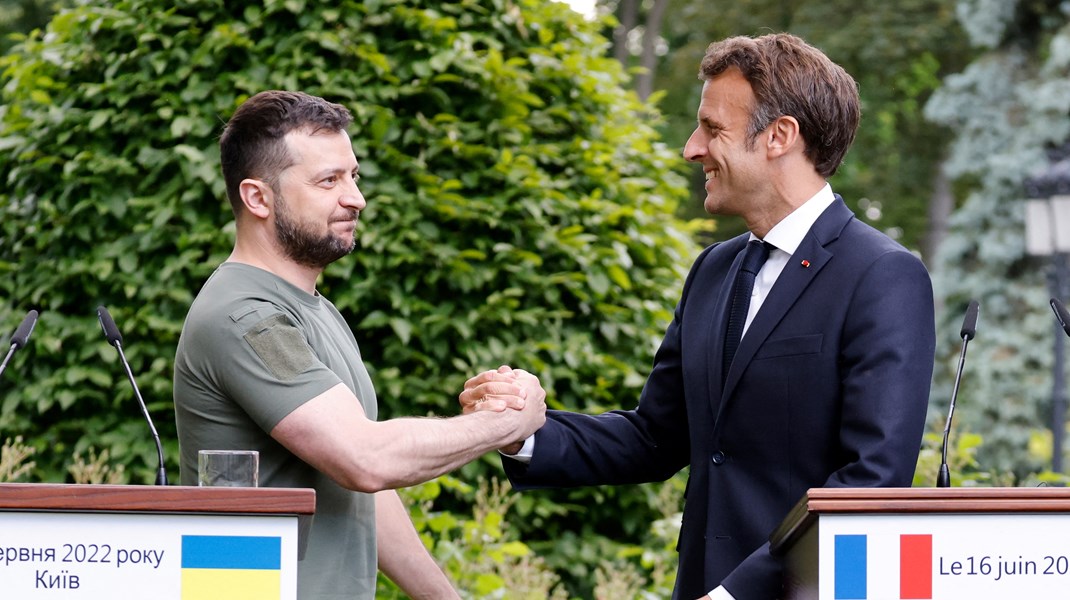 Den ukrainske præsident Volodymyr Zelenskyj og den franske præsident Emmanuel Macron giver hænder ved et pressemøde i Kyiv, hvor en række europæiske statsledere gav deres officielle opbakning til at gøre Ukraine til øjeblikkelig EU-kandidatland.&nbsp;