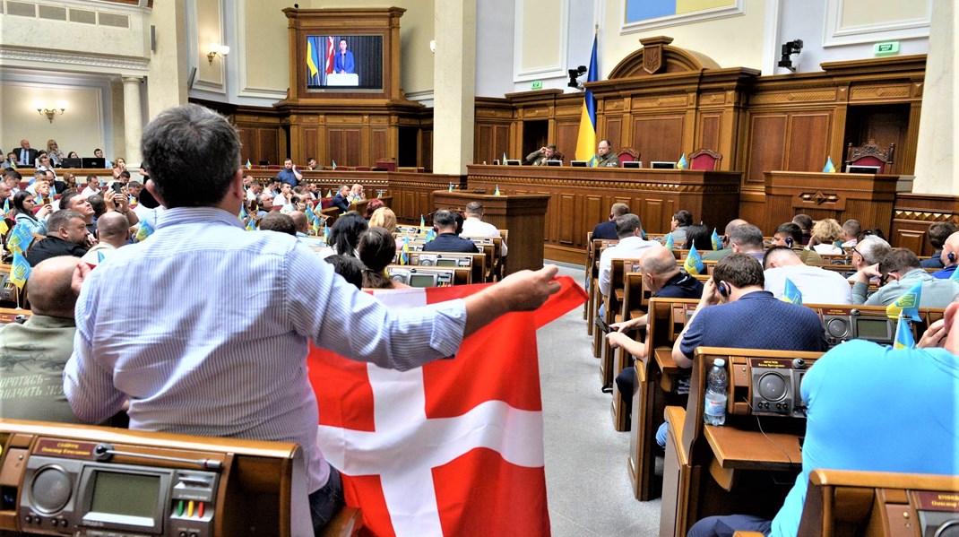 I en video-transmitteret tale til det ukrainske parlament tirsdag forsikrede statsminister Mette Frederiksen (S) om Danmarks støtte til at give Ukraine status som kandidat til EU-medlemskab.&nbsp;