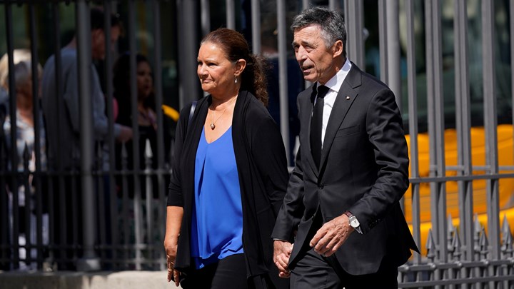 Tidligere statsminister Anders Fogh Rasmussen ankom til bisættelsen med sin hustru Anne-Mette Rasmussen.