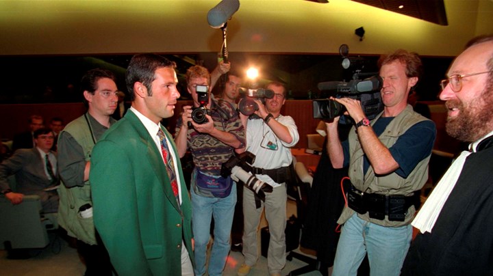 Jean-Marc Bosman (i grøn jakke) ankommer til EU-Domstolen i Luxembourg 20. juni 1995. Her endte han med at ophæve fodboldens stavnsbånd.