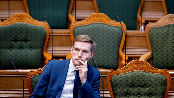 Kristian Thulesen Dahl sidder i folketingssalen, efter han har meddelt folketingsgruppen, at han ønsker at trække sig som formand for Dansk Folkeparti.