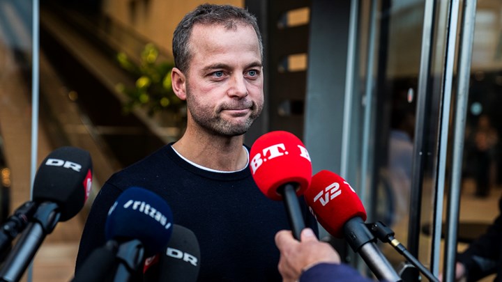 Morten Østergaard melder sin afgang som Radikales politiske leder efter et timelangt gruppemøde om de interne krænkelsessager i partiet.