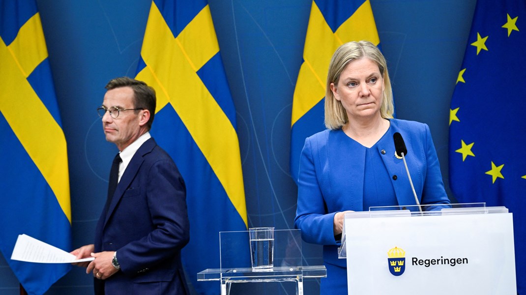 Sveriges statsminister, socialdemokratiske Magdalena Andersson (til højre), bliver udfordret af Moderaternas leder Ulf Kristersson (til venstre). Søndag skal svenskerne sammensætte et nyt parlament.