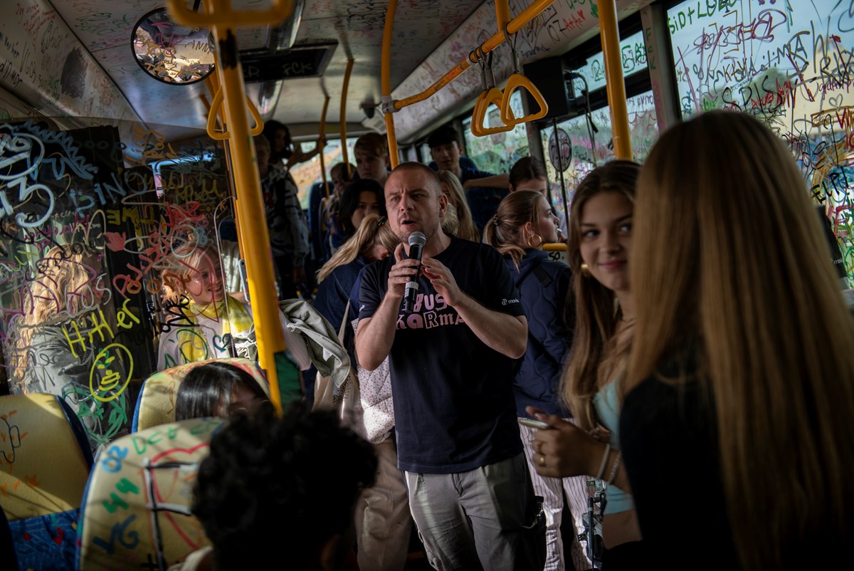 Bussen er proppet med unge mennesker, der lytter til Elbanovic's freestyle rap. Movia er til stede for at skabe god bus-karma og få unge til at vælge offentlig transport aktivt til og dermed bidrage til kampen mod klimaforandringer.