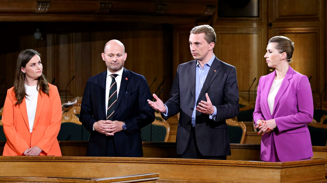 Morten Messerschmidt i Folketingssalen med sine partiformandskolleger efter den danske afstemning om forsvarsforbeholdet. Her skal der holdes mange flere debatter om det emne, mener han.&nbsp;