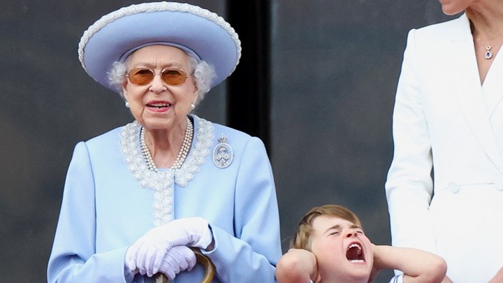 Dronning Elizabeth ll og oldebarn til dronningens platinjubilæum i 2022.  