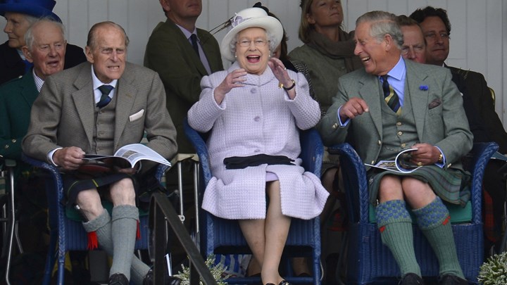 Dronning Elizabeth og prins Philip hepper ved det årlige sækkeløb i Breamar i Skotland. 