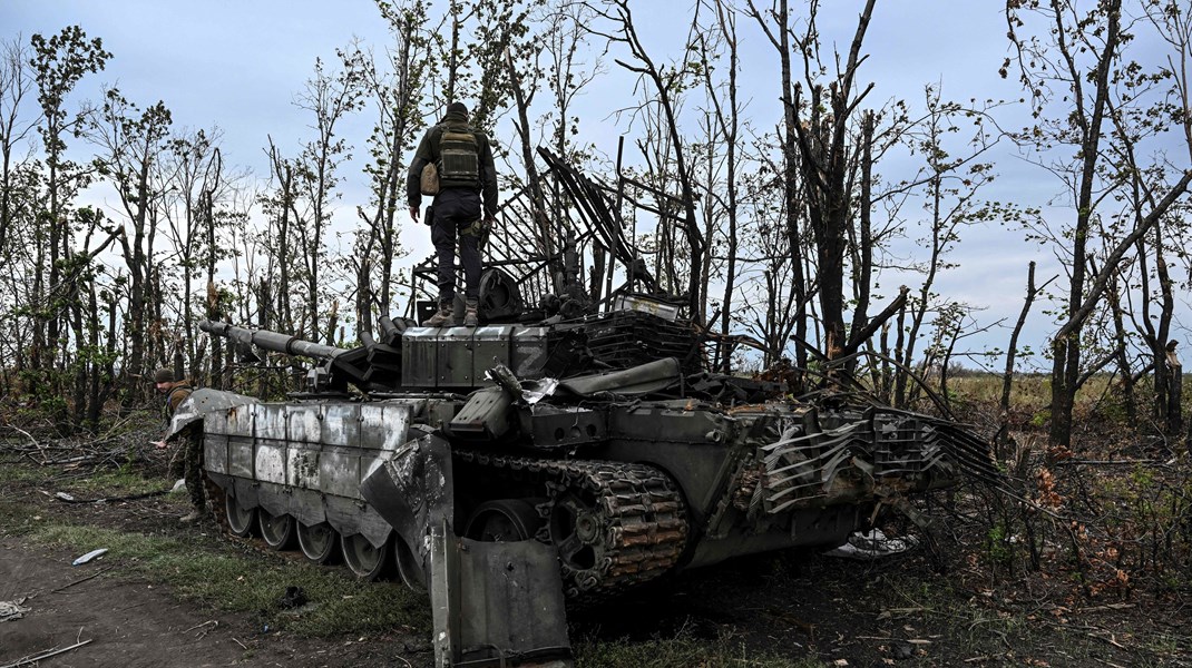 En ukrainsk soldat står på en forladt russisk tank i udkanten af den nyligt generobrede by Izyum i&nbsp;Kharkiv-regionen.<br>