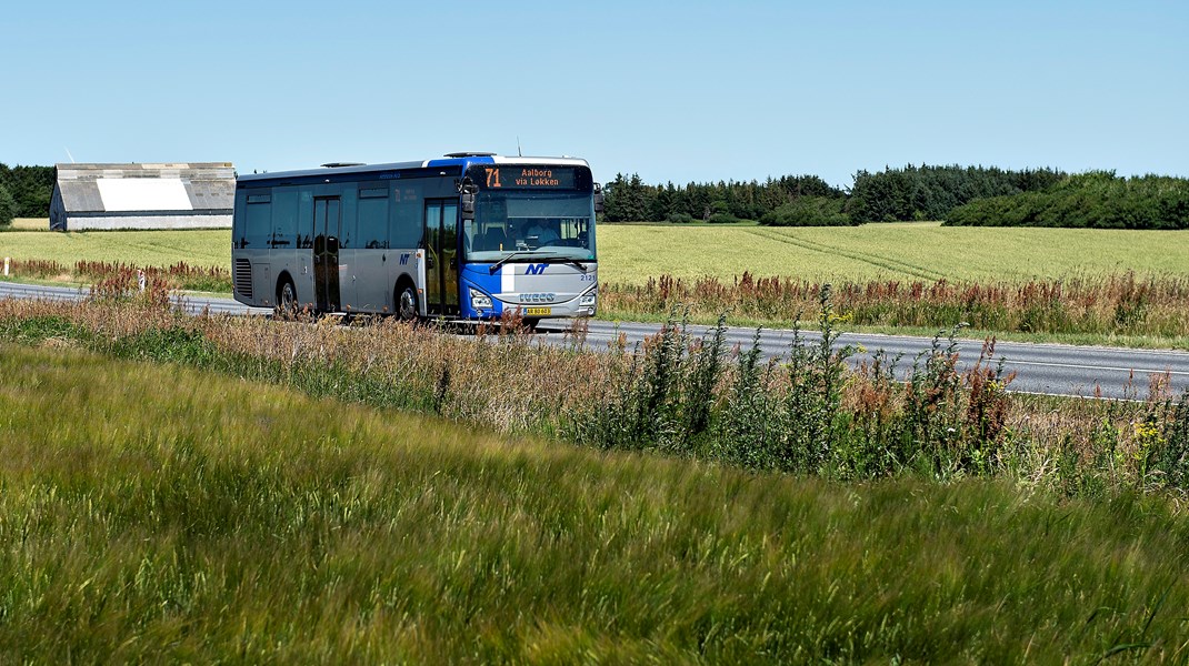 Busserne er en vigtig livsnerve i landdistrikterne, skriver de to debattører.&nbsp;