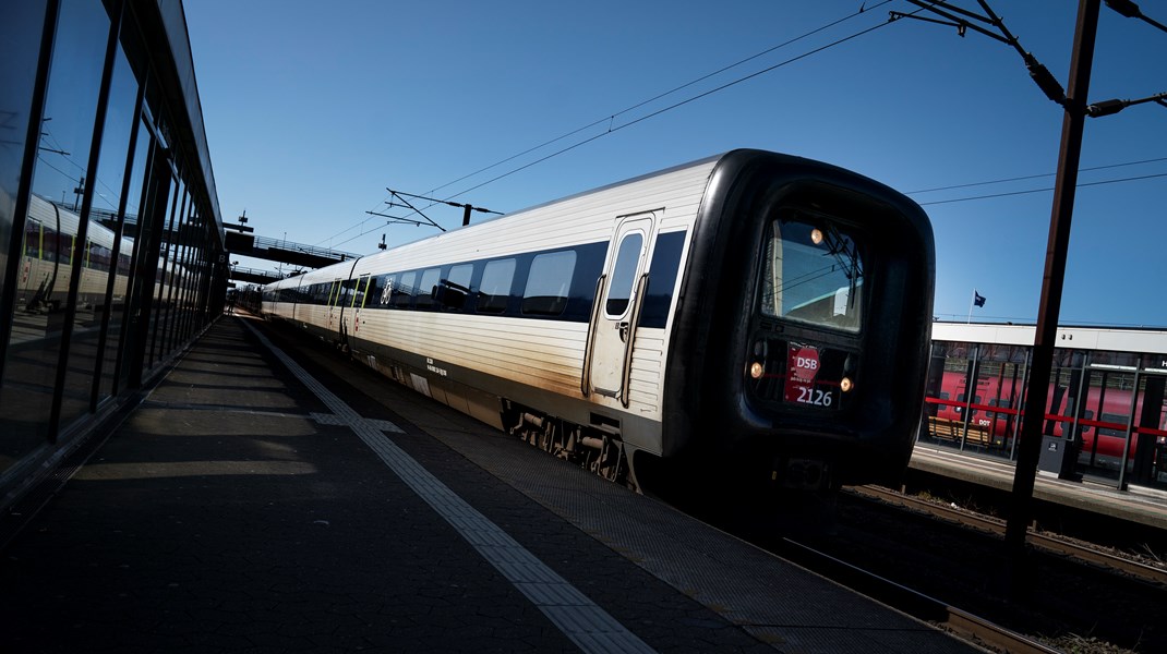 Danskerne kan se frem til dyrere togbilletter næste år, varsler DSB.