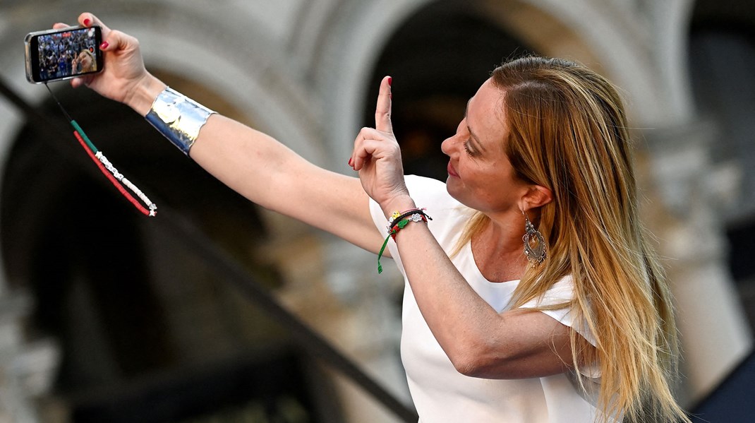 Giorgia Meloni står til at få en fjerdedel af stemmerne ved det italienske valg søndag. Her ses hun ved et valgmøde i Milano.