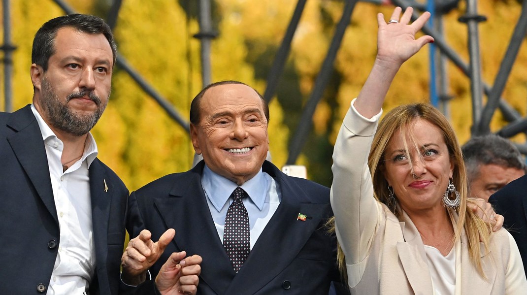 Giorgia Meloni (t.h.) håber at kunne danne regering sammen med Matteo Salvini (t.v.) og Silvio Berlusconi.&nbsp;