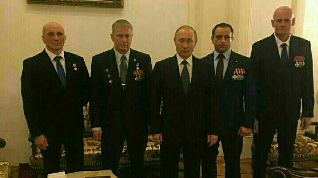 Vladimir Putin fotograferet med to topfolk fra Wagner Gruppen i 2016.