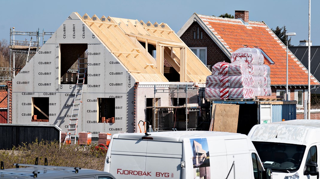 Inflation og stigende renter betyder, at danskernes lyst til at gennemføre større investeringer i boligen falder, vurderer DI. 