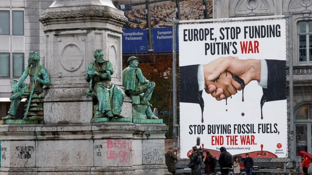 Et banner opfordrer til fælles europæisk boykot af Ruslands fossile brændstoffer foran Europa-parlamentet i Bruxelles.