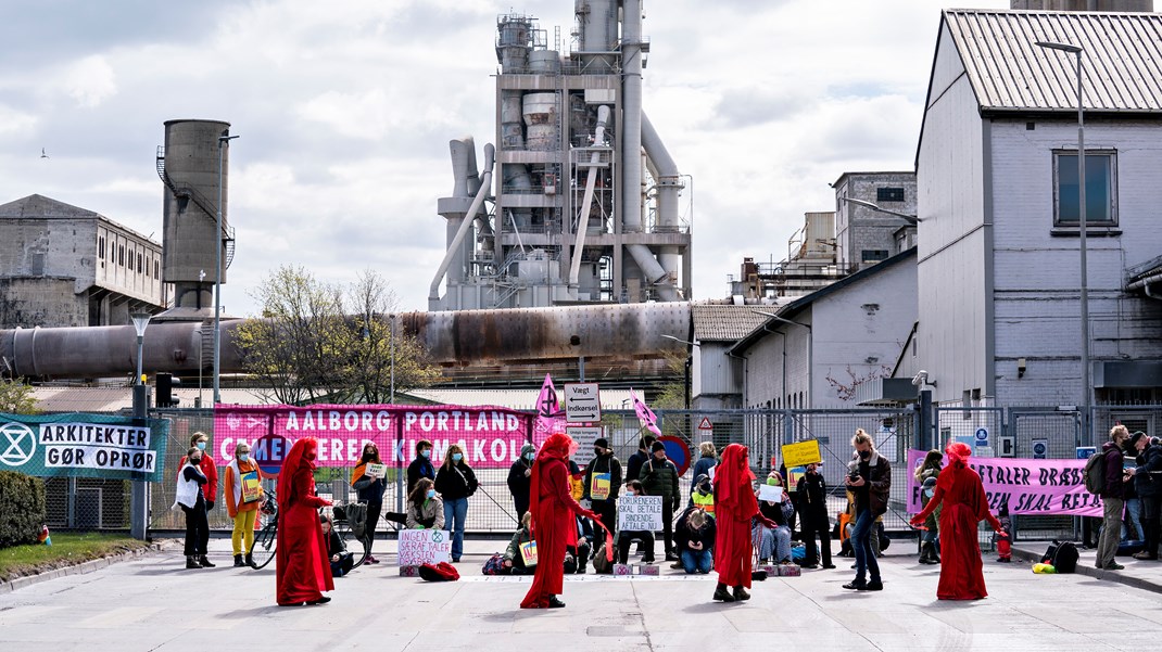 Klimaaktivister demonstrerer foran Aalborg Portland. Greenbashing, der spænder ben for den grønne omstilling, skal kunne anmeldes til Forbrugerombudsmanden og få konsekvenser, skriver Marianne Lynghøj Pedersen (V).