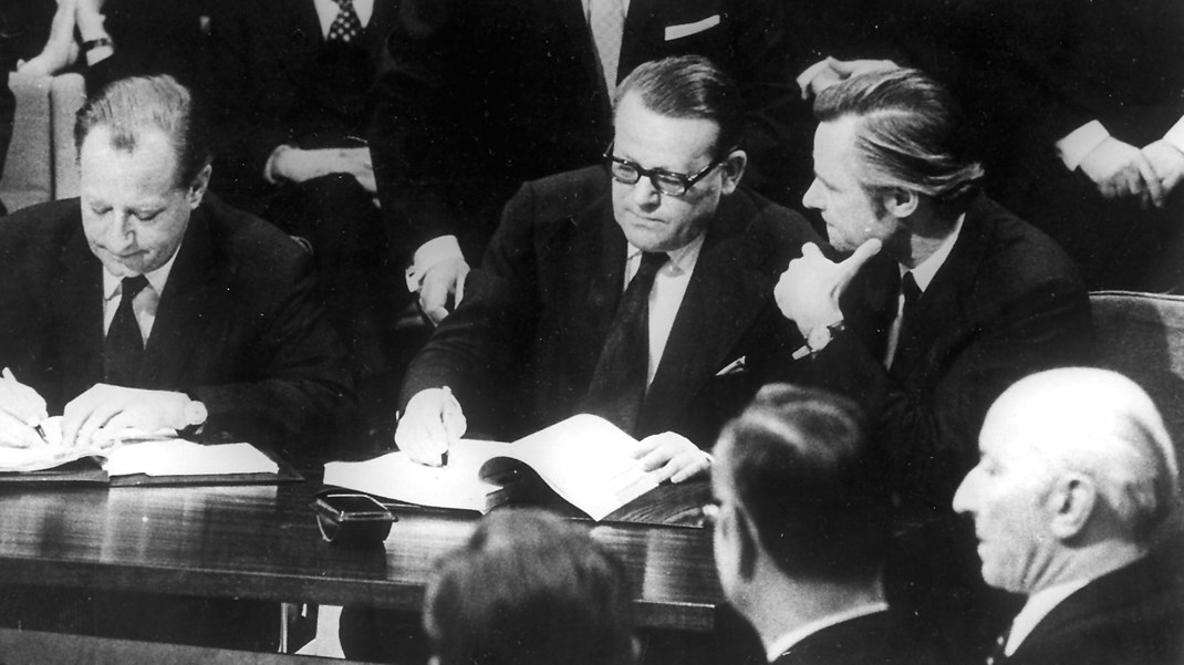 Tidligere statsminister Jens Otto Krag underskriver Rom-traktaten på Danmarks vegne. 63,4 procent af danskerne stemte ja i 1972 til at indmeldelsen i EF.