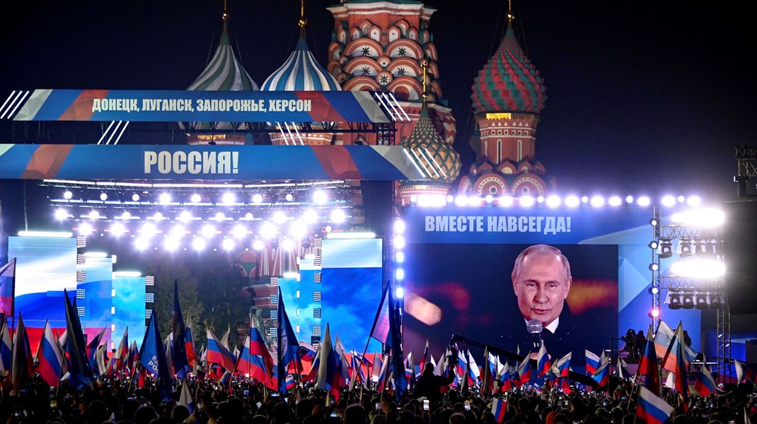 Den russiske præsident, Vladimir Putin, fejrede fredag annekteringen af fire regioner i Ukraine. Nu prøver EU at finde et passende svar.&nbsp;