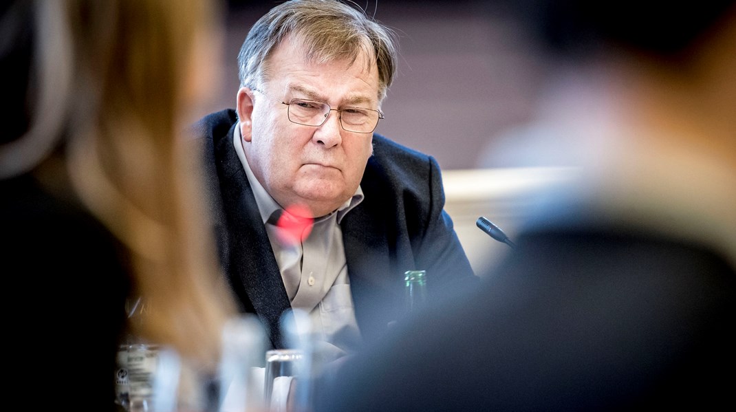 Daværende forsvarsminister Claus Hjort Frederiksen (V) lytter til Eva Flyvholm (EL) ved et samråd.