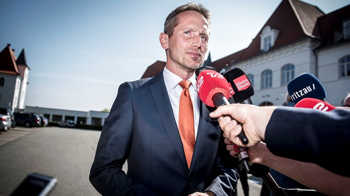 Kristian Jensen bliver interviewet foran Hotel Comwell i Brejning, efter han har trukket sig som næstformand i Venstre.