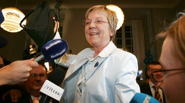 Marianne Jelved poserer med den berømte håndtaske efter Radikale Venstres store fremgang ved folketingsvalget i 2005.