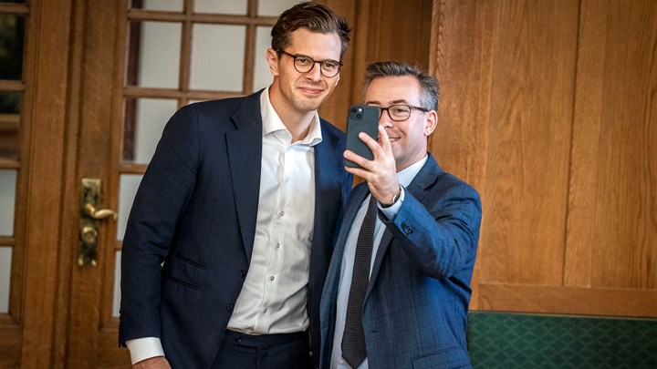 Liberal Alliances Alex Vanopslagh og Venstres Hans Andersen benytter et ledigt øjeblik til at tage et selfie.