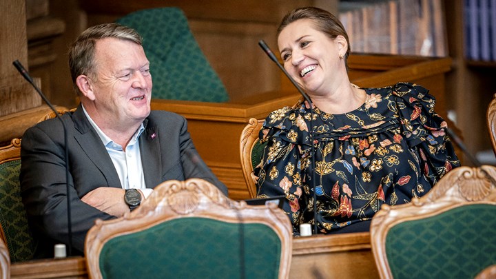 Der er god stemning på de bagerste rækker i Folketingssalen, hvor den tidligere statsminister Lars Løkke Rasmusen og den nuværende, Mette Frederiksen, får sig en snak.