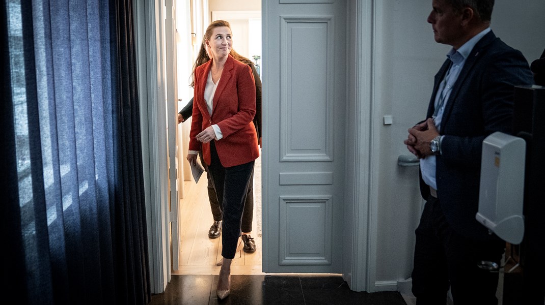 Mette Frederiksen umiddelbart inden hun går ud fra boligen på Marienborg for at udskrive folketingsvalg.